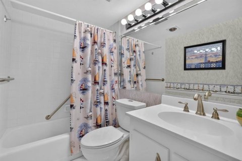 Condo in Daytona Beach, Florida, 2 bedrooms № 2216740 - photo 26