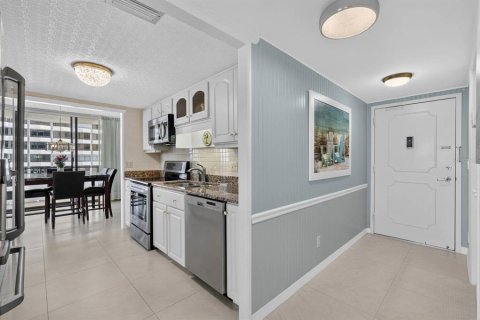 Condo in Daytona Beach, Florida, 2 bedrooms № 2216740 - photo 8
