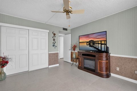 Condo in Daytona Beach, Florida, 2 bedrooms № 2216740 - photo 25