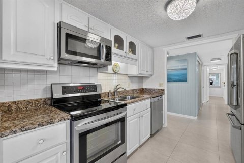 Condo in Daytona Beach, Florida, 2 bedrooms № 2216740 - photo 13