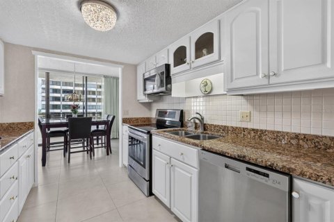 Condo in Daytona Beach, Florida, 2 bedrooms № 2216740 - photo 16
