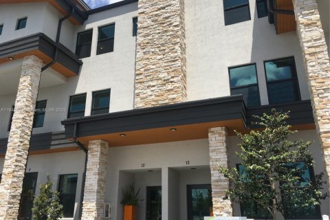 Condominio en alquiler en Doral, Florida, 3 dormitorios, 140.93 m2 № 1840920 - foto 2