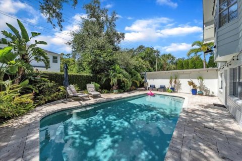 House in Tampa, Florida 5 bedrooms, 320.61 sq.m. № 1886050 - photo 5