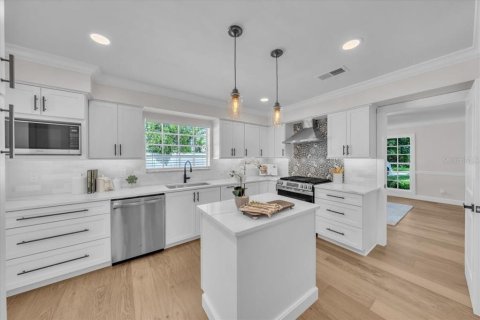 House in Tampa, Florida 5 bedrooms, 320.61 sq.m. № 1886050 - photo 11