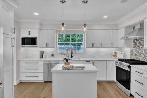 House in Tampa, Florida 5 bedrooms, 320.61 sq.m. № 1886050 - photo 8
