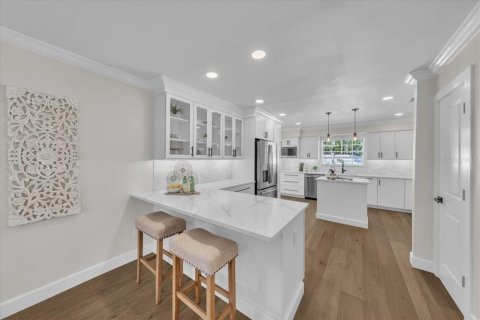 House in Tampa, Florida 5 bedrooms, 320.61 sq.m. № 1886050 - photo 7