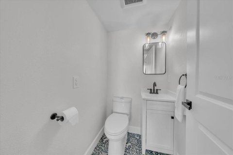 House in Tampa, Florida 5 bedrooms, 320.61 sq.m. № 1886050 - photo 25