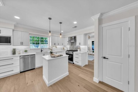 House in Tampa, Florida 5 bedrooms, 320.61 sq.m. № 1886050 - photo 3