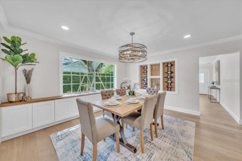 House in Tampa, Florida 5 bedrooms, 320.61 sq.m. № 1886050 - photo 6