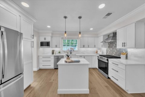 House in Tampa, Florida 5 bedrooms, 320.61 sq.m. № 1886050 - photo 10