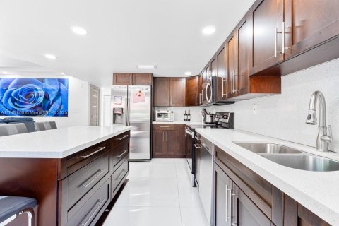 Villa ou maison à vendre à Miami, Floride: 4 chambres, 249.07 m2 № 1979287 - photo 12