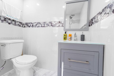 Villa ou maison à vendre à Miami, Floride: 4 chambres, 249.07 m2 № 1979287 - photo 23