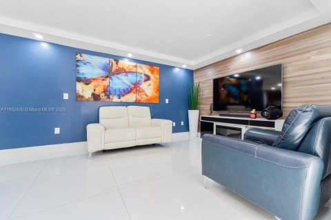 Villa ou maison à vendre à Miami, Floride: 4 chambres, 249.07 m2 № 1979287 - photo 9