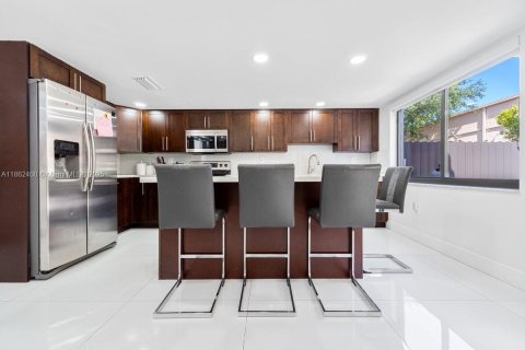 Villa ou maison à vendre à Miami, Floride: 4 chambres, 249.07 m2 № 1979287 - photo 10