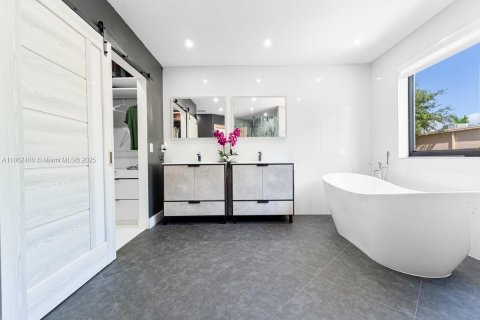 Villa ou maison à vendre à Miami, Floride: 4 chambres, 249.07 m2 № 1979287 - photo 16
