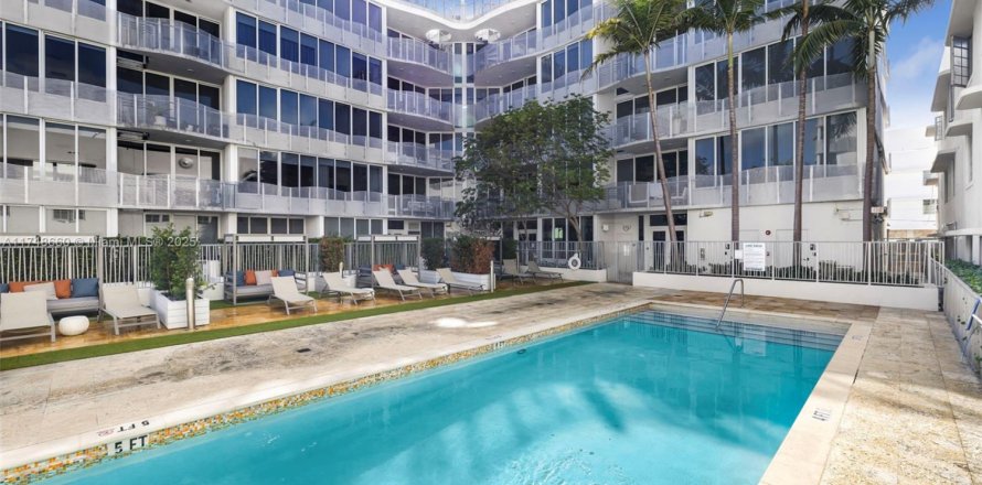 Condominio en Miami Beach, Florida, 1 dormitorio  № 1708261
