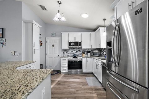 House in The Villages, Florida 2 bedrooms, 106.09 sq.m. № 1848506 - photo 10
