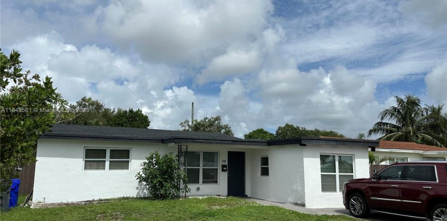 House in Hollywood, Florida 4 bedrooms, 156.54 sq.m. № 1836518