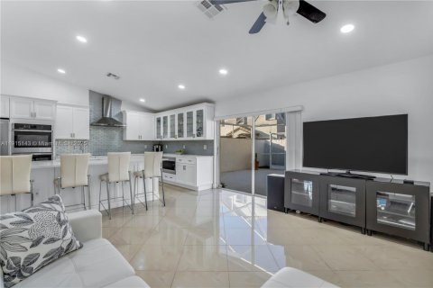 Villa ou maison à vendre à Pembroke Pines, Floride: 4 chambres, 300.17 m2 № 1971535 - photo 10