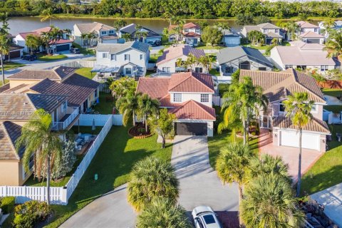 Villa ou maison à vendre à Pembroke Pines, Floride: 4 chambres, 300.17 m2 № 1971535 - photo 30
