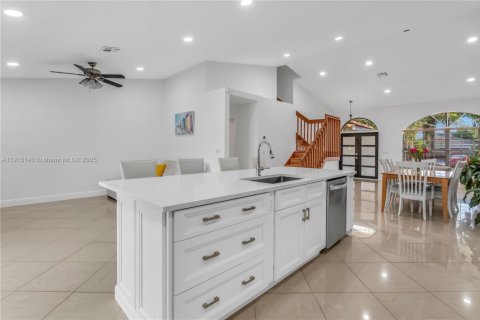 Villa ou maison à vendre à Pembroke Pines, Floride: 4 chambres, 300.17 m2 № 1971535 - photo 7