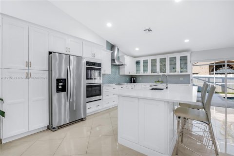 Villa ou maison à vendre à Pembroke Pines, Floride: 4 chambres, 300.17 m2 № 1971535 - photo 4