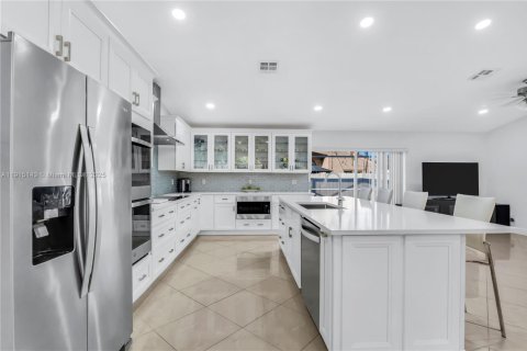 Villa ou maison à vendre à Pembroke Pines, Floride: 4 chambres, 300.17 m2 № 1971535 - photo 3