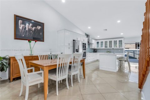 Villa ou maison à vendre à Pembroke Pines, Floride: 4 chambres, 300.17 m2 № 1971535 - photo 15