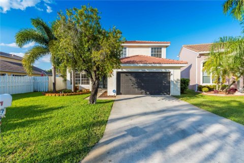 Villa ou maison à vendre à Pembroke Pines, Floride: 4 chambres, 300.17 m2 № 1971535 - photo 1