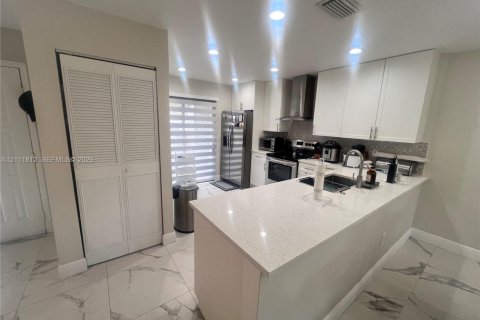 Touwnhouse à vendre à Royal Palm Beach, Floride: 3 chambres, 120.59 m2 № 2432534 - photo 19
