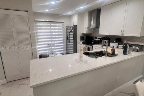 Touwnhouse à vendre à Royal Palm Beach, Floride: 3 chambres, 120.59 m2 № 2432534 - photo 18