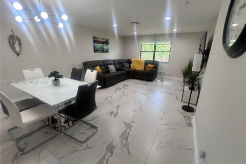 Touwnhouse à vendre à Royal Palm Beach, Floride: 3 chambres, 120.59 m2 № 2432534 - photo 9