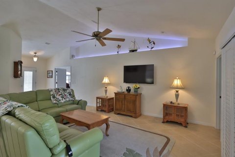 Villa ou maison à vendre à New Smyrna Beach, Floride: 3 chambres, 195 m2 № 2429242 - photo 12