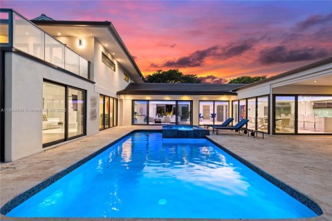 House in Hollywood, Florida 5 bedrooms, 337.89 sq.m. № 2014825