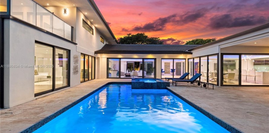 House in Hollywood, Florida 5 bedrooms, 337.89 sq.m. № 2014825