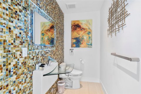 House in Hollywood, Florida 5 bedrooms, 337.89 sq.m. № 2014825 - photo 23