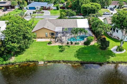 House in Delray Beach, Florida 3 bedrooms, 192.4 sq.m. № 2146628 - photo 30