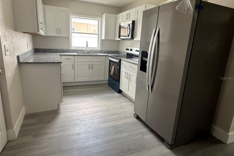 Casa en venta en Tampa, Florida, 7 dormitorios, 202.25 m2 № 2213969 - foto 2