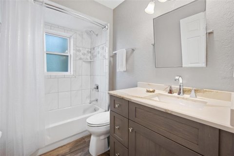 House in Sorrento, Florida 3 bedrooms, 158.58 sq.m. № 1856151 - photo 22