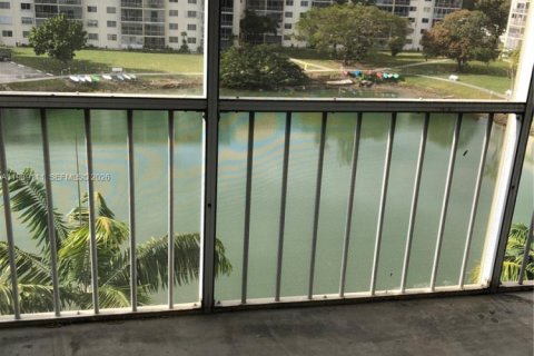 Condominio en venta en Aventura, Florida, 1 dormitorio, 93.37 m2 № 2002668 - foto 3