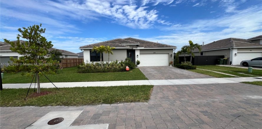 House in Homestead, Florida 4 bedrooms, 186.36 sq.m. № 2012988