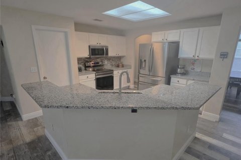 House in Clermont, Florida 4 bedrooms, 227.05 sq.m. № 2239104 - photo 9