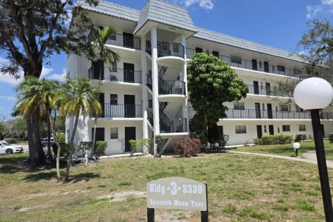 Condo in Lauderhill, Florida, 2 bedrooms № 2081725 - photo 2