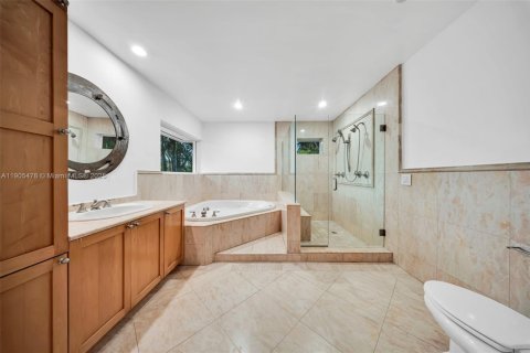 Снять в аренду виллу или дом в Корал-Гейблс, Флорида 4 спальни, 242.66м2, № 1956197 - фото 12