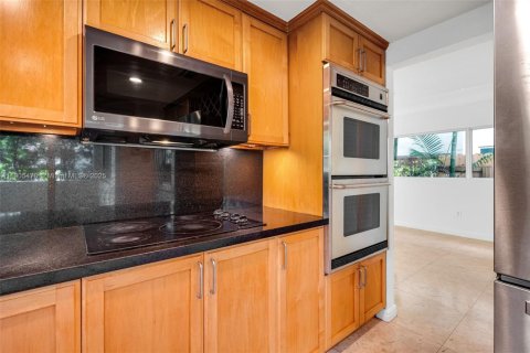 Снять в аренду виллу или дом в Корал-Гейблс, Флорида 4 спальни, 242.66м2, № 1956197 - фото 9