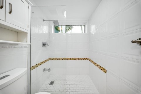 Снять в аренду виллу или дом в Корал-Гейблс, Флорида 4 спальни, 242.66м2, № 1956197 - фото 16