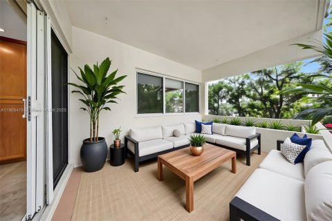 Снять в аренду виллу или дом в Корал-Гейблс, Флорида 4 спальни, 242.66м2, № 1956197 - фото 13