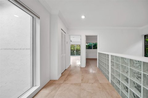 Снять в аренду виллу или дом в Корал-Гейблс, Флорида 4 спальни, 242.66м2, № 1956197 - фото 26