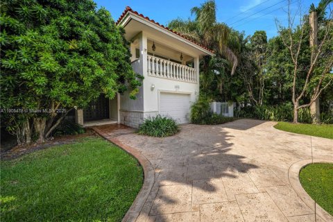 Снять в аренду виллу или дом в Корал-Гейблс, Флорида 4 спальни, 242.66м2, № 1956197 - фото 2