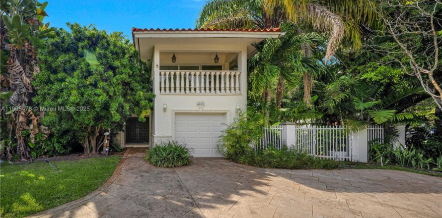 Дом в Корал-Гейблс, Флорида 4 спальни, 242.66м2 № 1956197